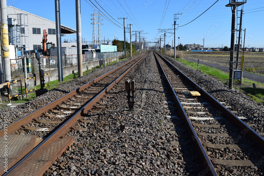 常磐線の線路（複線）／茨城県で常磐線の線路（複線）を撮影した写真です。常磐線には、上野から約45kmの取手駅と藤代駅間に、交直切替を行うデッドセクションがあり、その近くにある踏切付近で撮影しました。