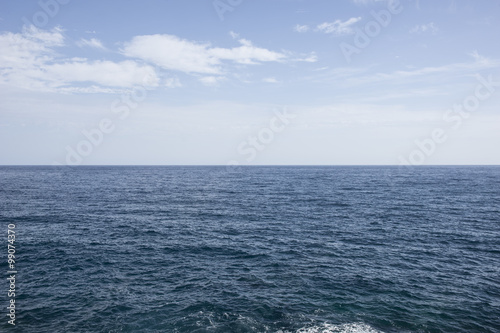  Blick auf den menschenleeren blauen Atlantik bis zu weit entfernten Horozont