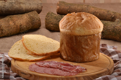 Vászonkép Panettone salado con jamon.