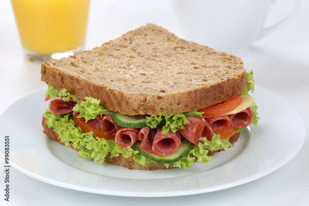 Sandwich Toast zum Frühstück belegt mit Salami und Saft Sandwich Toast zum Frühstück belegt mit Salami und Saft