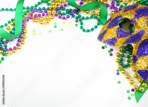 Valokuva Mardi Gras image of harlequin mask, beads, ribbon and confetti in gold, green an