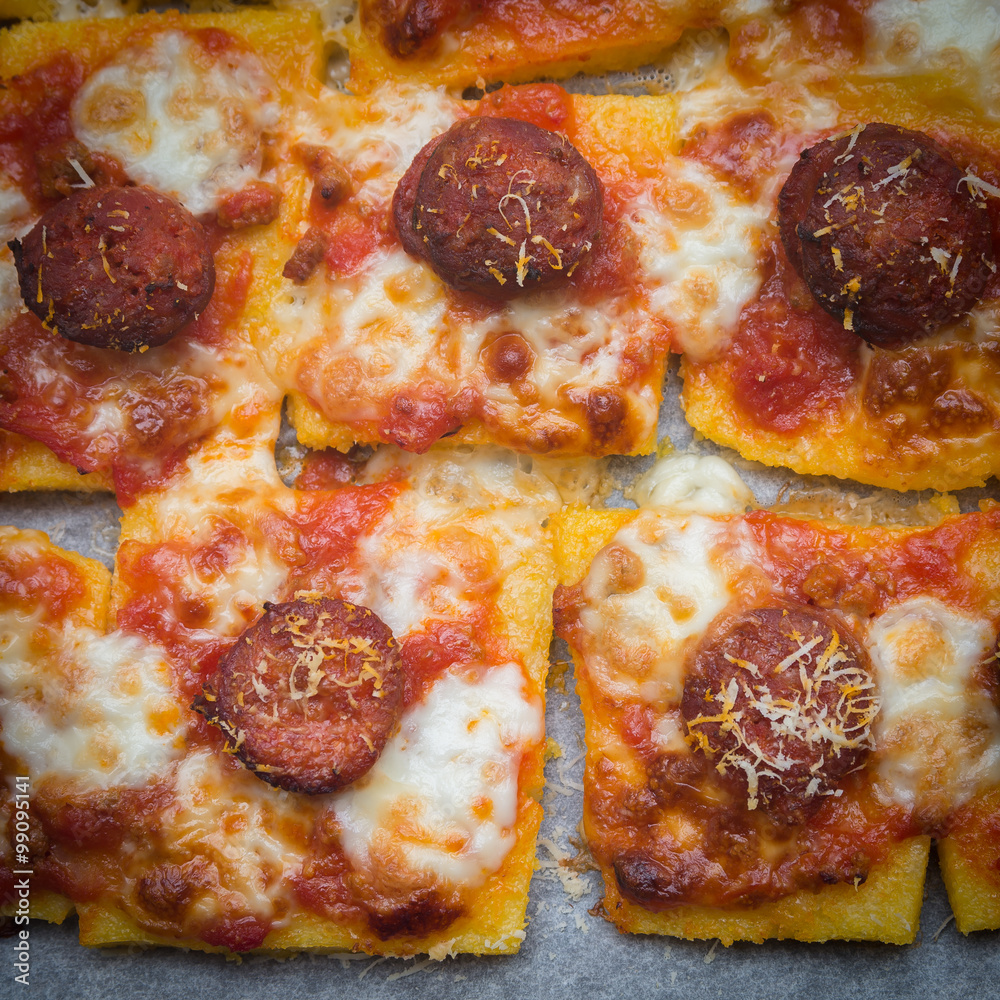 Polenta con salsiccia, mozzarella e pomodoro