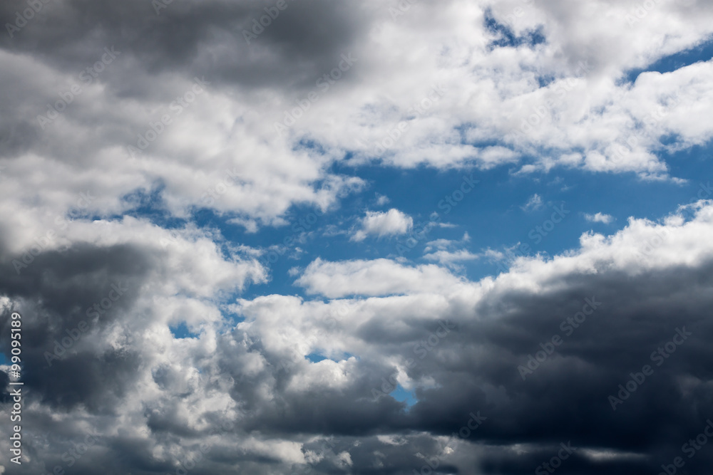 Fototapeta premium Turbulente Aussichten - Dramatischer Wolkenhimmel aus dunklen Wolken und strahlendem Blau