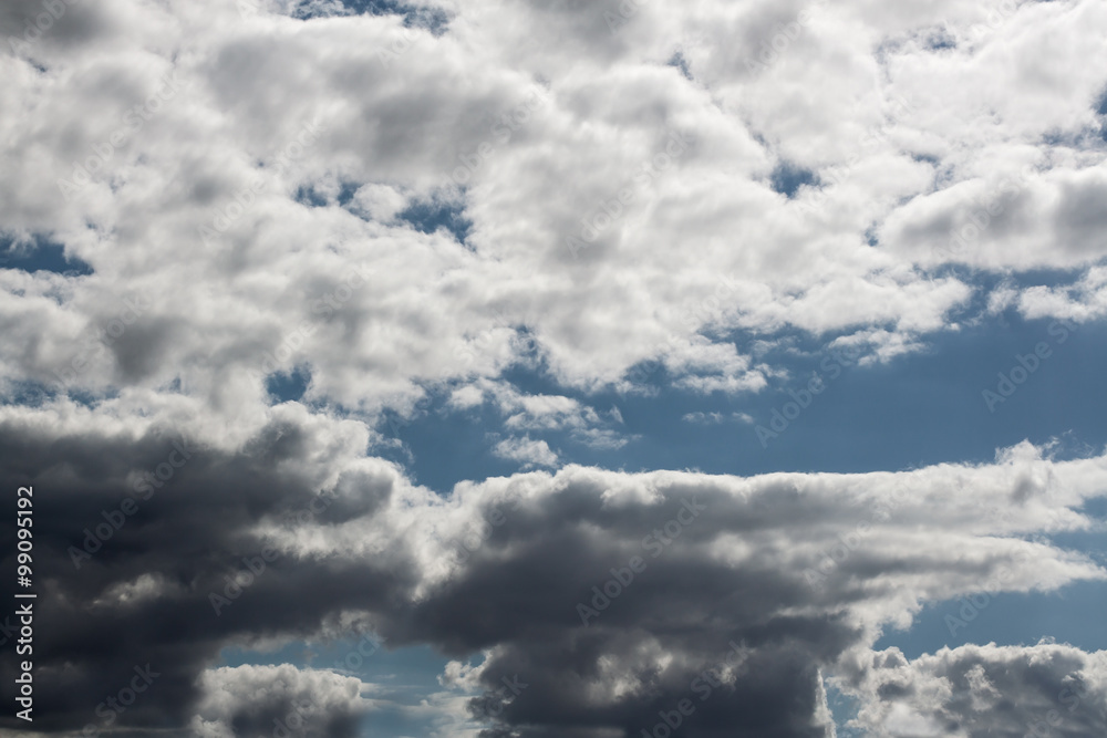 Turbulente Aussichten - Dramatischer Wolkenhimmel aus dunklen Wolken und strahlendem Blau Turbulente Aussichten - Dramatischer Wolkenhimmel aus dunklen Wolken und strahlendem Blau