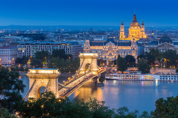 Acrylglasbilder Budapest Stadtbild Budapest mit Donaubrücke  © kanuman