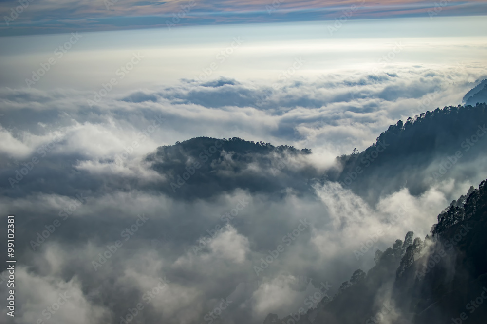 Obraz premium Emerging peaks among the clouds
