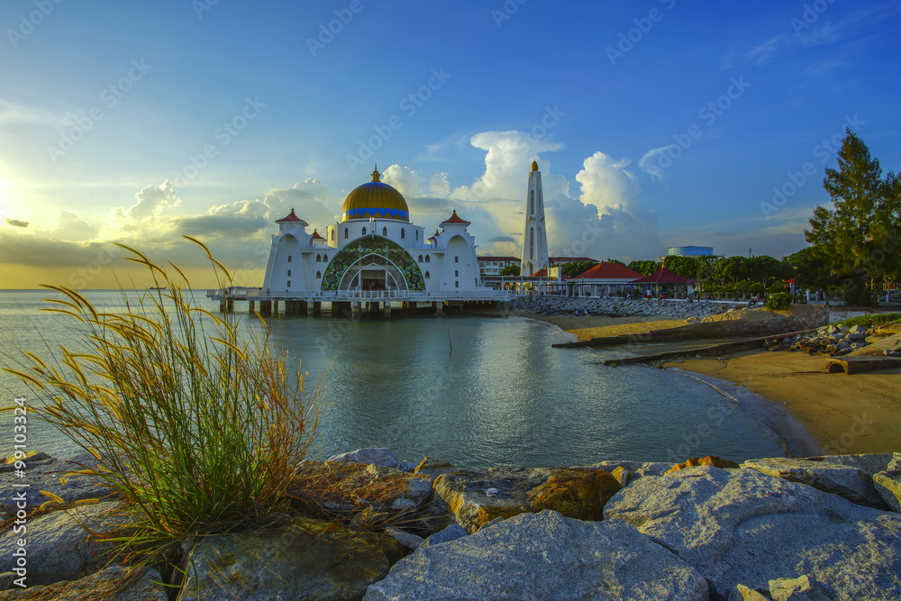 Fototapeta premium Majestic view of Malacca Straits Mosque during beautiful sunset.