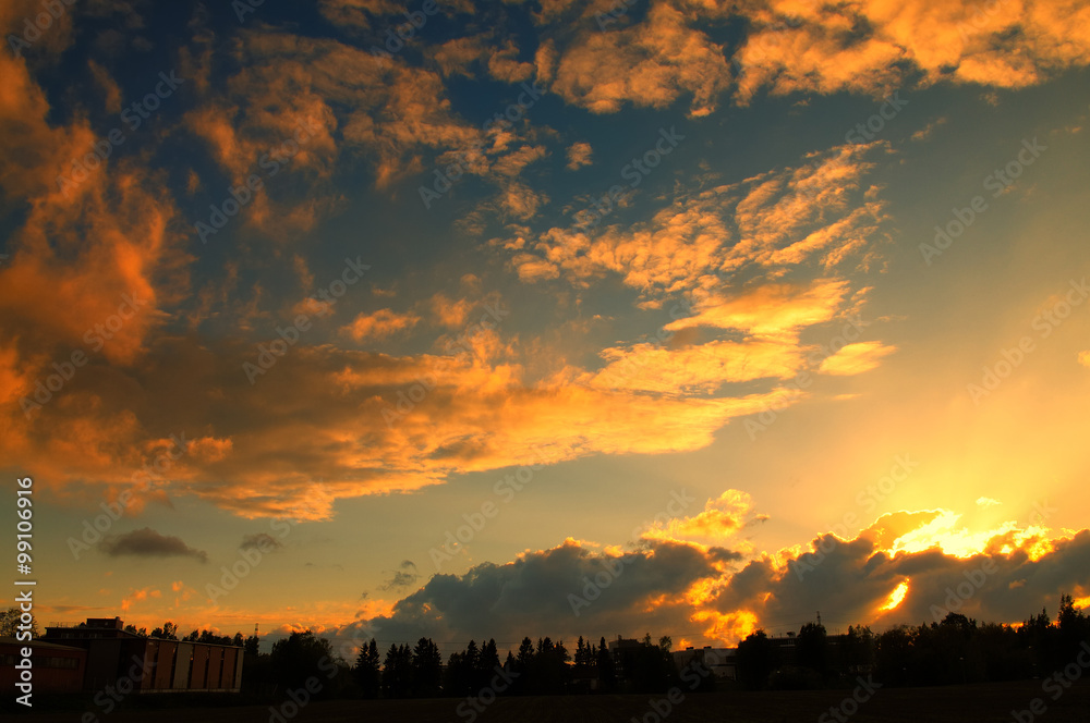 Fototapeta premium Beautiful sunset on a cloudy day