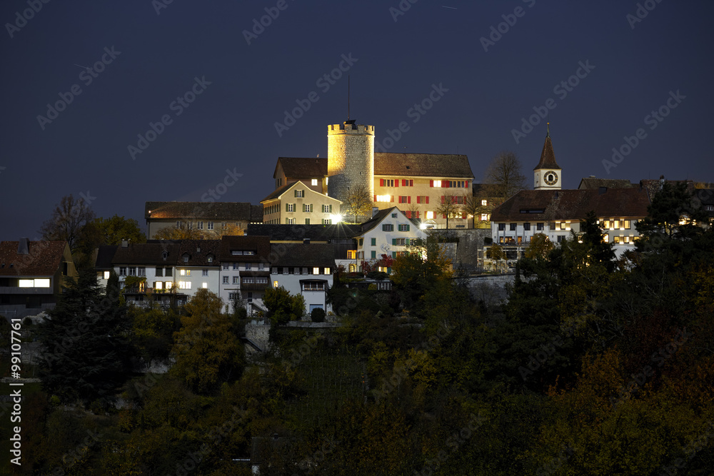 Nachtaufnahme von Regensberg bei Zürich, historisches Städtchen, Burg, beleuchtet