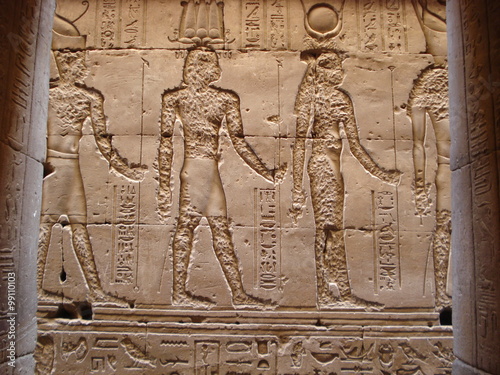 Tempio di Karnak, dettaglio delle incisioni su una parete photo