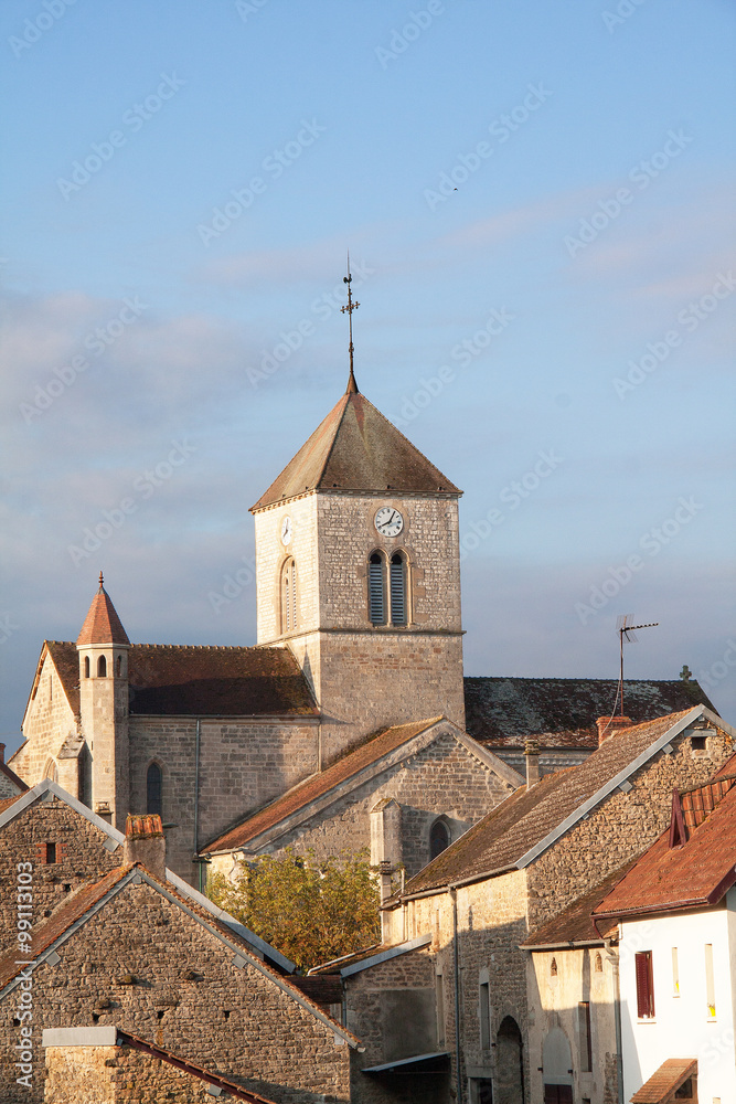 Eglise de Vandenesse en Auxois sous ciel bleu matinal, Côte d'Or, Bourgogne, France