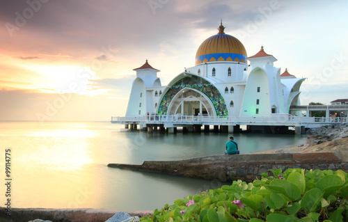 Fényképezés Man looking at the Majestic view of Malacca Straits Mosque during sunset