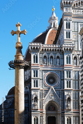 Quadro em tela FLORENCE, ITALY - NOVEMBER, 2015: historical cross in front of the cathedral of