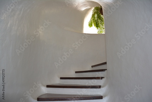 escalier blanc d'une architecture troglodyte photo