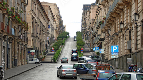 Steile Stadtstraße in Catania