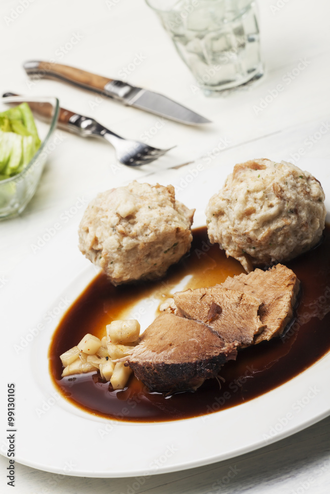 bayerischer Schweinebraten mit Knödel bayerischer Schweinebraten mit Knödel