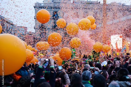 People at battles of Taronjada during Carnival