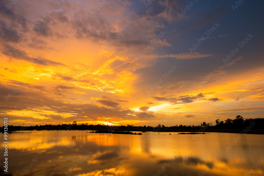 Obraz premium Beautiful Golden light over the lake