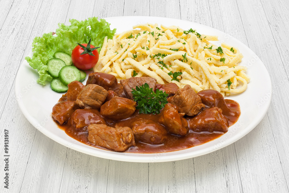 Schweinegulasch mit handgemachten Spätzle Schweinegulasch mit handgemachten Spätzle