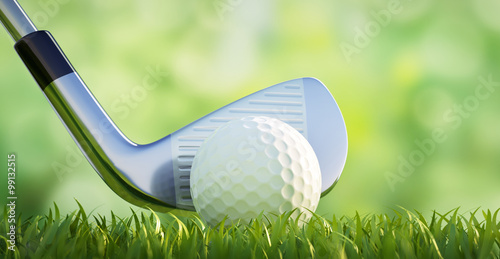 Golfball mit Schläger vor Grün