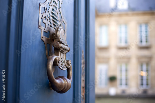 Billede på lærred Elegant bronze door knocker on the gate of a French mansion in Bordeaux city