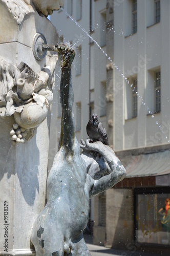 Brunnenbuberl in der Münchner Altstadt mit Taube und Wasserspiel