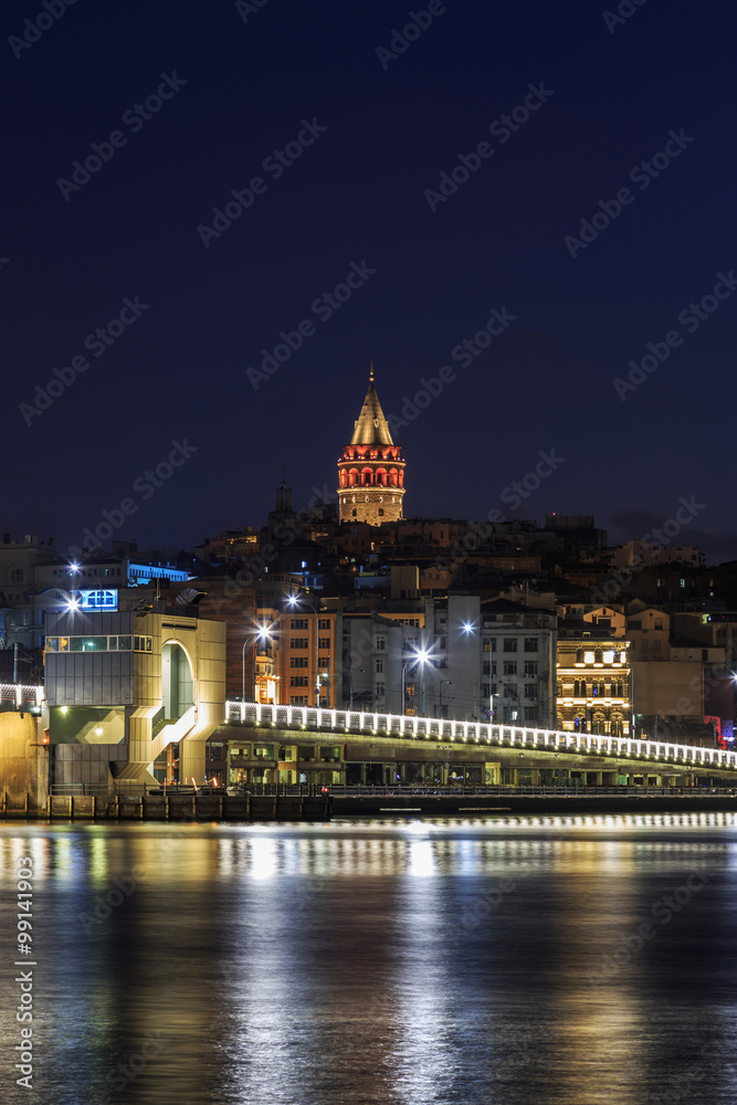 Obraz premium Night view of Galata bridge and Galata Tower.
