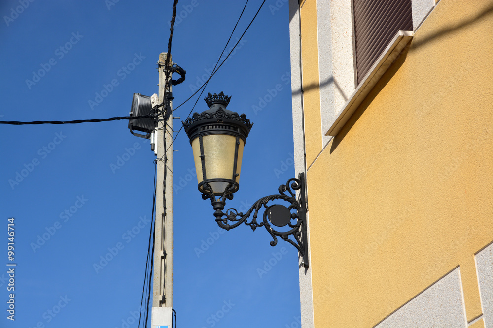lámpara de forja antigua