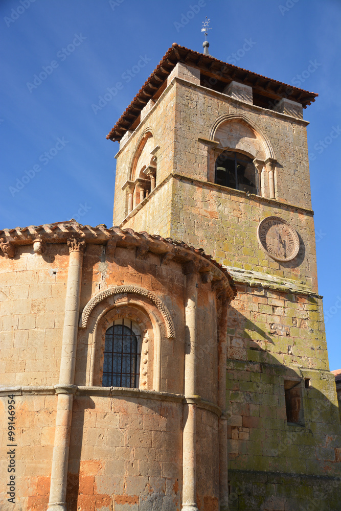 Torre de piedra de una iglesia antigua