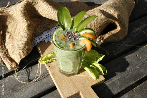 organic lifestyle grüner bärlauch chiasamen smoothie kokosmilch vegan aprikosen TCM