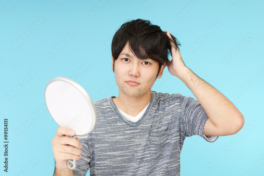 ヘアーセットに不満な男性 ヘアーセットに不満な男性