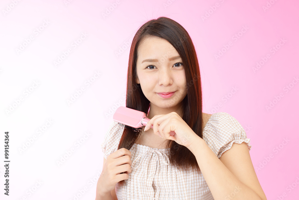 ヘアセットをする女性 ヘアセットをする女性