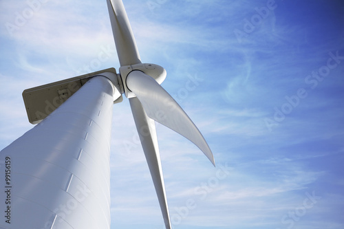 Erneuerbare Wind Energie Turbine close up mit HImmel Hintergrund