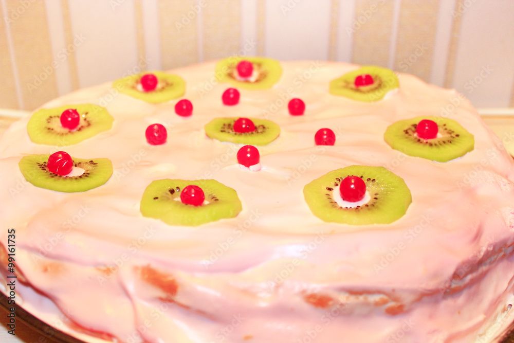 cake with kiwi and berries of Viburnum