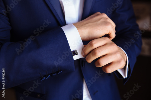Foto Man hands with cufflinks. Elegant gentleman clother