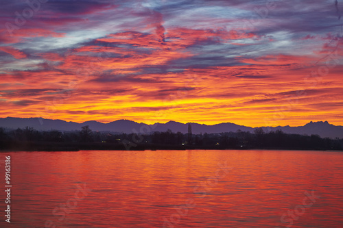 Morgenröte über dem Greifensee, Bergkette am Horizont