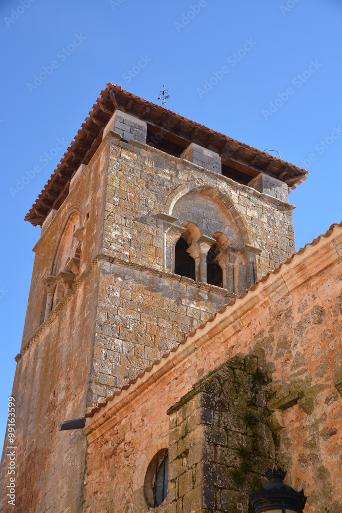 campanario de piedra de una iglesia antigua