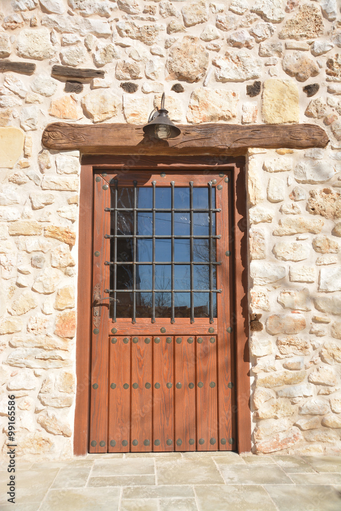 puerta de madera en una fachada de piedra