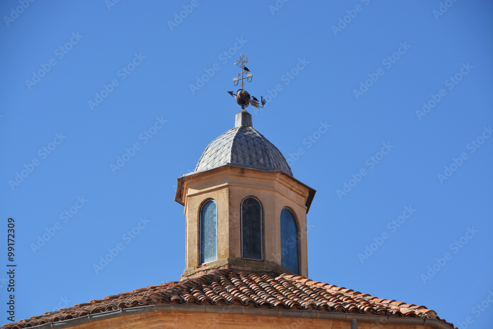cúpula en el tejado de una iglesia