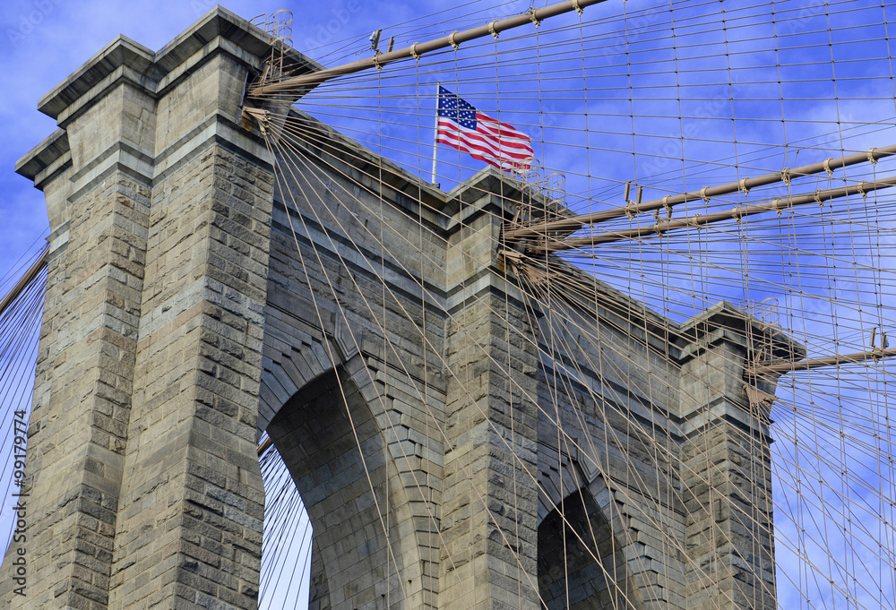 Obraz premium Most Brooklyński z amerykańską flagą i błękitne niebo, Nowy Jork, USA