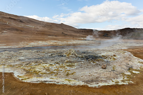Paisaje de campo geotérmico Námafjall Hverir, Islandia.