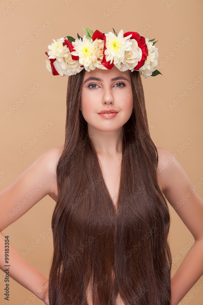 Naklejka premium Cute girl is showing her beautiful hairstyle