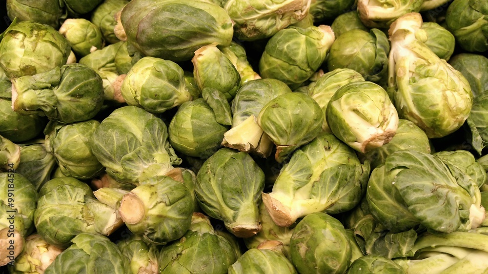 Obraz premium Brussel Sprouts na stoisku z produktami