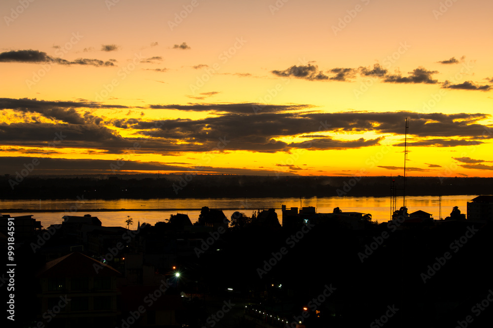Obraz premium Sunrise over Mekong River in a Mukdahan city skylin