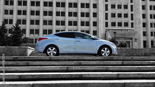 Голубая машина на фоне здания - Blue car ont the building background photo