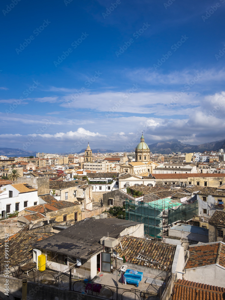 Blick von der Kirche SS Salvatore über die Altstadt von Palermo, hinten die Kirche de Gesu ., Palermo, Sizilien, Italien, Europa