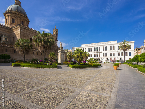 Die Kathedrale von Palermo oder Cattedrale Maria Santissima Assunta,Corso Vittorio Emanuele, rechts das Institut Liceo Classico Vittoria Emanuele II, Provinz Palermo, Sizilien, Italien photo
