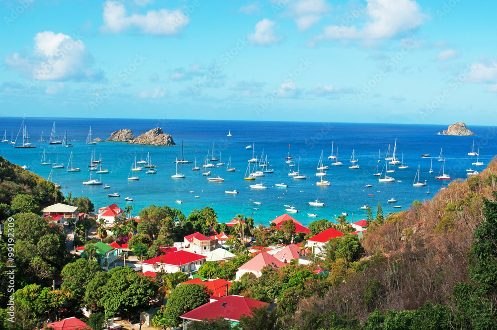 Il porto di Gustavia visto dal paese di Corossol, barche a vela, tetti rossi, St Barth, St. Barths, Saint Barthelemy, Indie francesi occidentali, Antille francesi, mar dei Caraibi