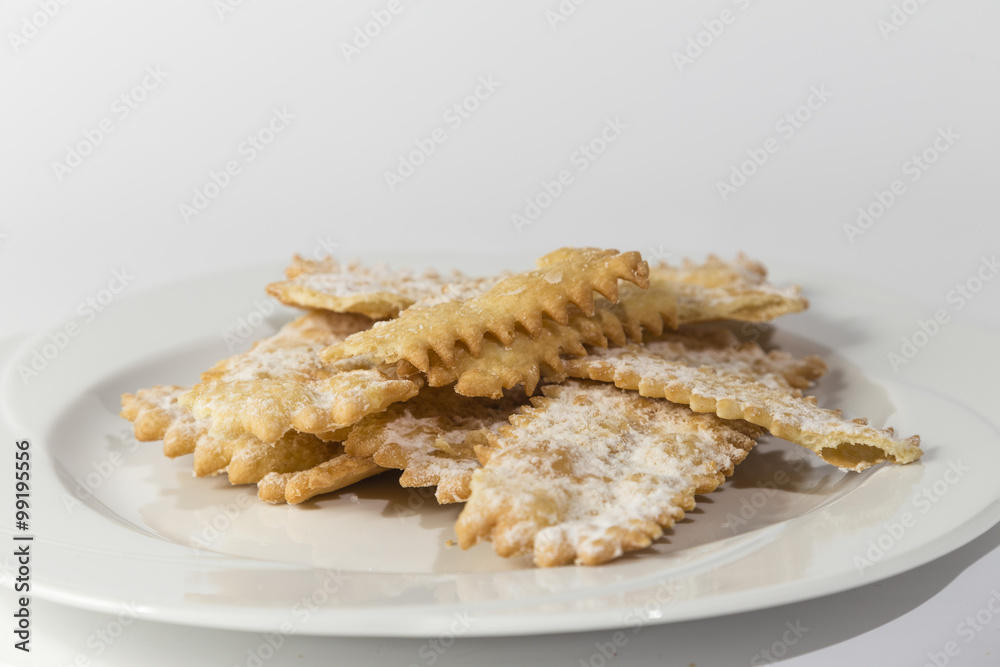 Piatto di chiacchiere di carnevale