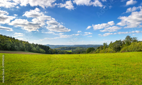 Saarland – Panorama Landschaft bei Sankt Wendel – St. Wendeler Land – Wiese und Natur © Petair